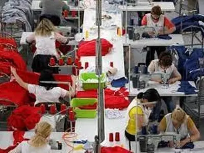 اعتراض کارگران بخش پوشاک آلبانی به شرایط کاری