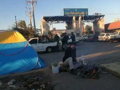 تحصن کارگر اخراجی گروه ملی فولاد برای بازگشت به کار