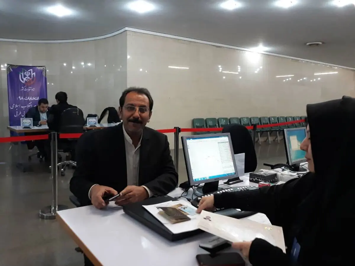 نماینده مردم کازرون در انتخابات ثبت نام کرد