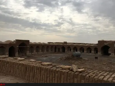 مادرِ کاروانسراهای ایران در بیابان رها شده‌است  