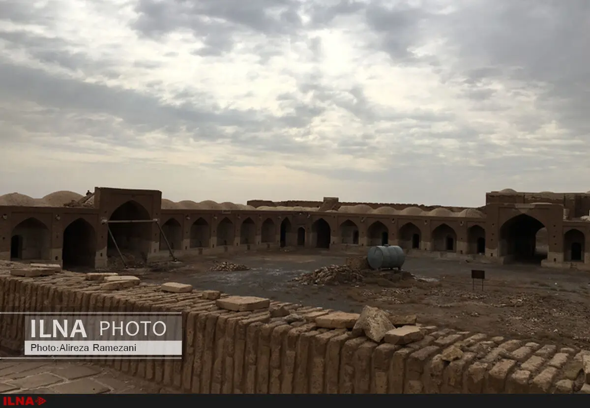 مادرِ کاروانسراهای ایران در بیابان رها شده‌است  
