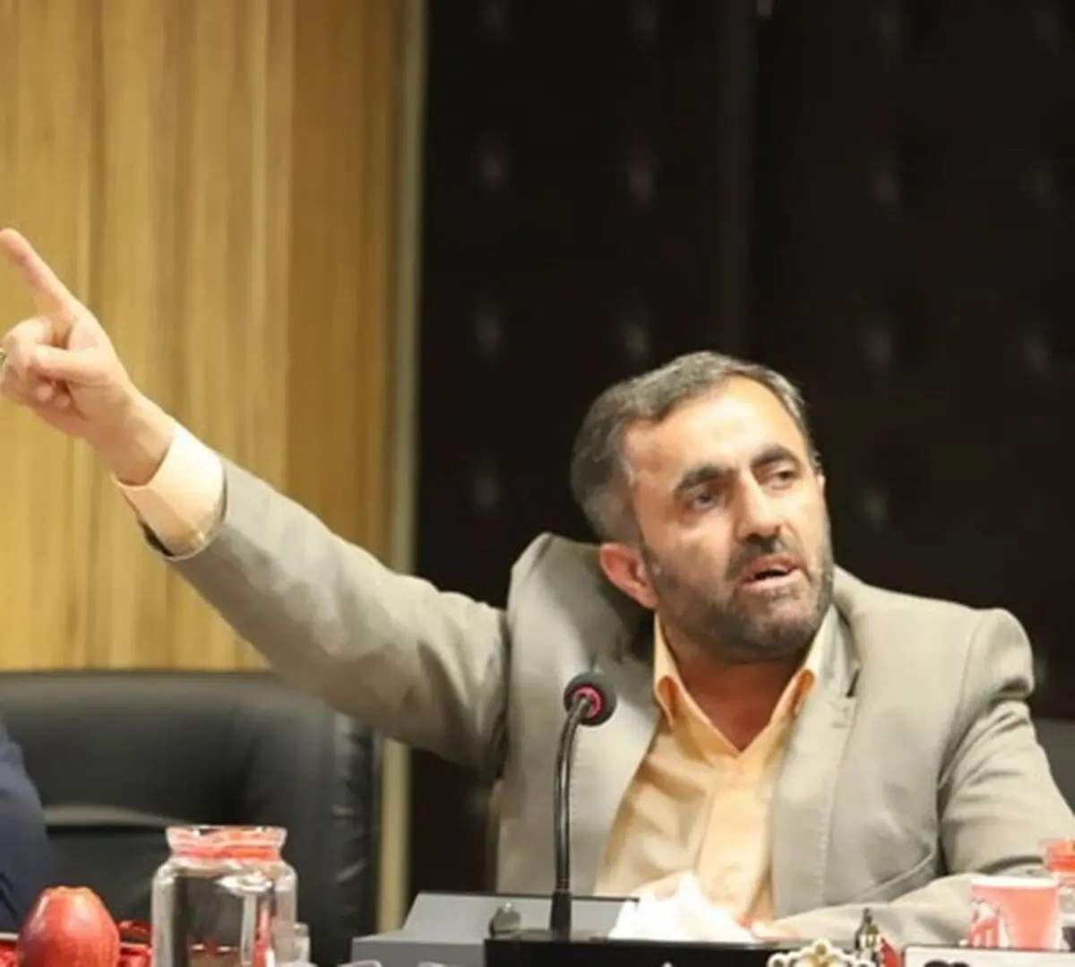 برخی از مدیران شهرداری تنها بدنبال پر کردن جیب خود هستند/ افتخار می‌کنم لباس کارگری می‌پوشم