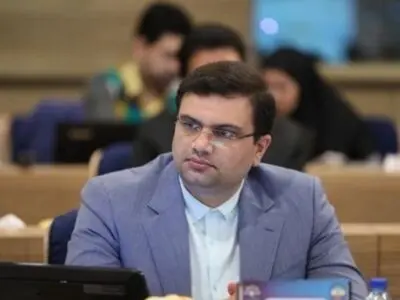 عزیزی خادم قرارداد داوران را لطمه به منافع فوتبال می‌داند 