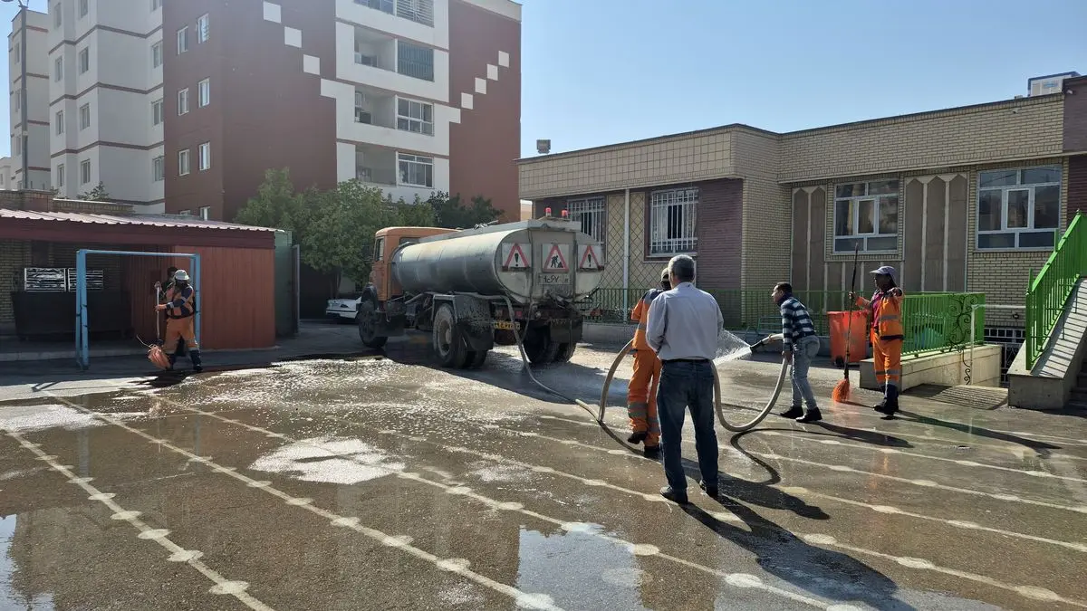 شهرداری صدرا با پاکسازی مدارس به استقبال مهر رفت