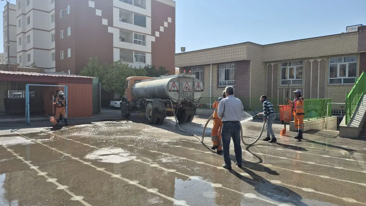 شهرداری صدرا با پاکسازی مدارس به استقبال مهر رفت