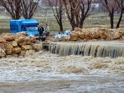سیل دختر جوان را با خود برد