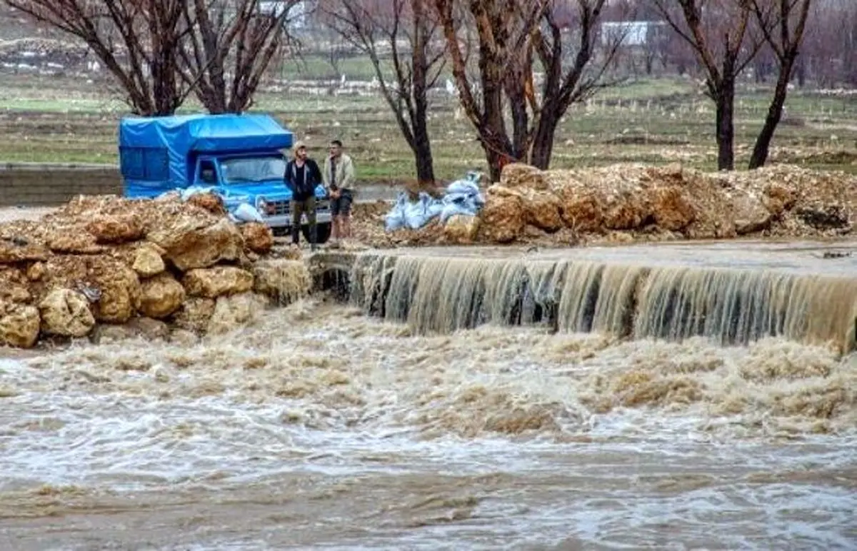 سیل دختر جوان را با خود برد