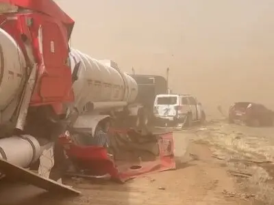 چپ کردن تریلی در بادهای شدید تگزاس/ سرعت تندبادها به ۸۳ تا ۱۰۰ مایل در ساعت رسیده است + فیلم