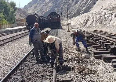 کارگران ابنیه فنی راه آهن دورود لرستان: ماهانه پول می‌دهیم اما از بیمه تکمیلی خبری نیست!