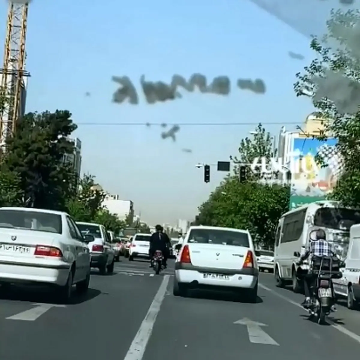 قطع برق چراغ‌های راهنمایی و رانندگی در خیابان بهشتی و افزایش ترافیک + فیلم