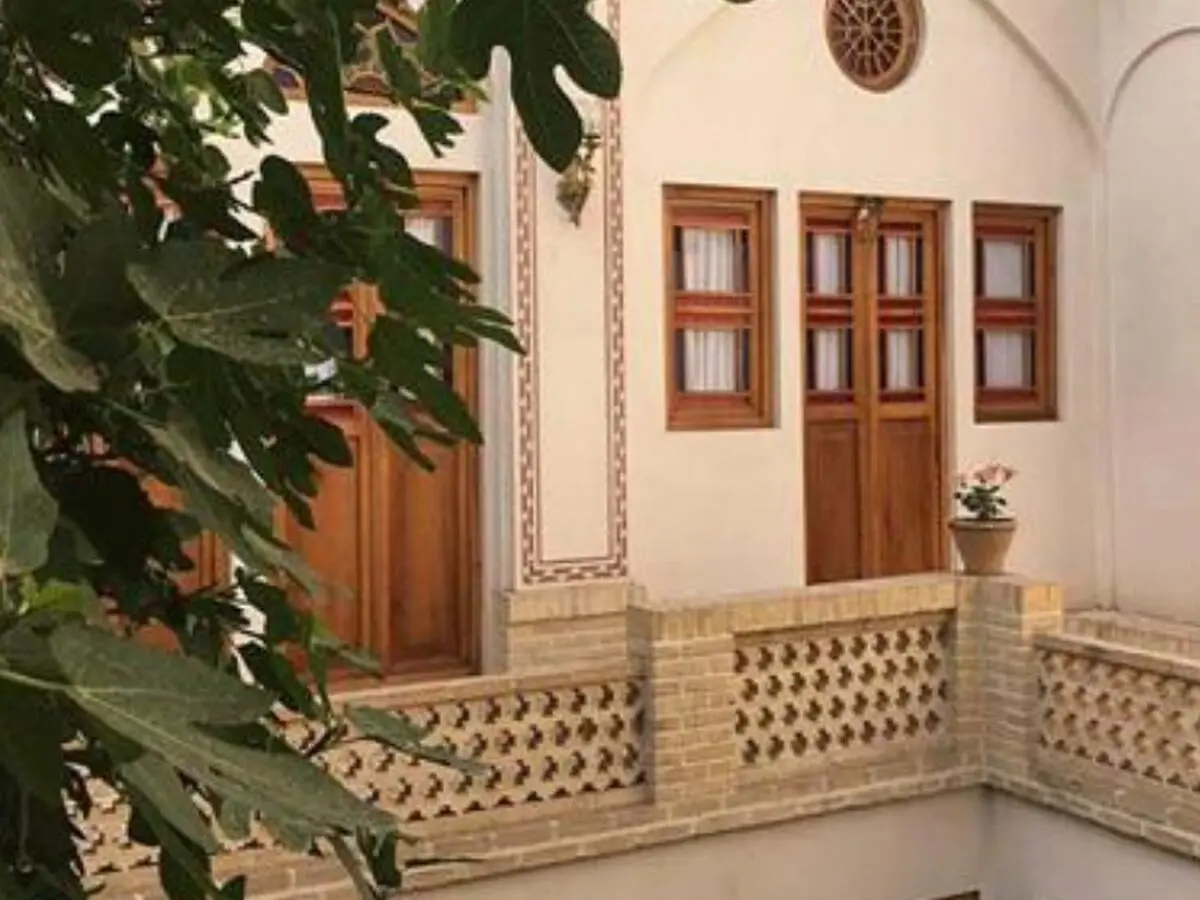 اولین اقامتگاه سنتی در شهر کاشمر مجوز فعالیت دریافت کرد