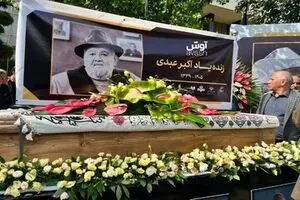اولین تصویر از تابوت مرحوم اکبر عبدی با پرچم یا قمر بنی هاشم (ع)