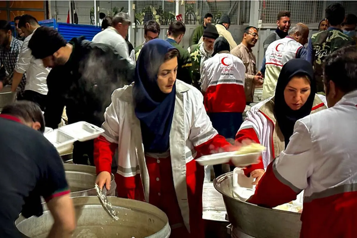 توزیع ۵۰۰۰ پرس غذای گرم میان زلزله‌زدگان خوی