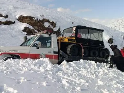 فیلم لحظه نجات معجزه‌آسای مادر و نوزاد 12 روزه از دل کولاک و برف