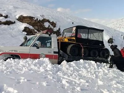 فیلم لحظه نجات معجزه‌آسای مادر و نوزاد 12 روزه از دل کولاک و برف
