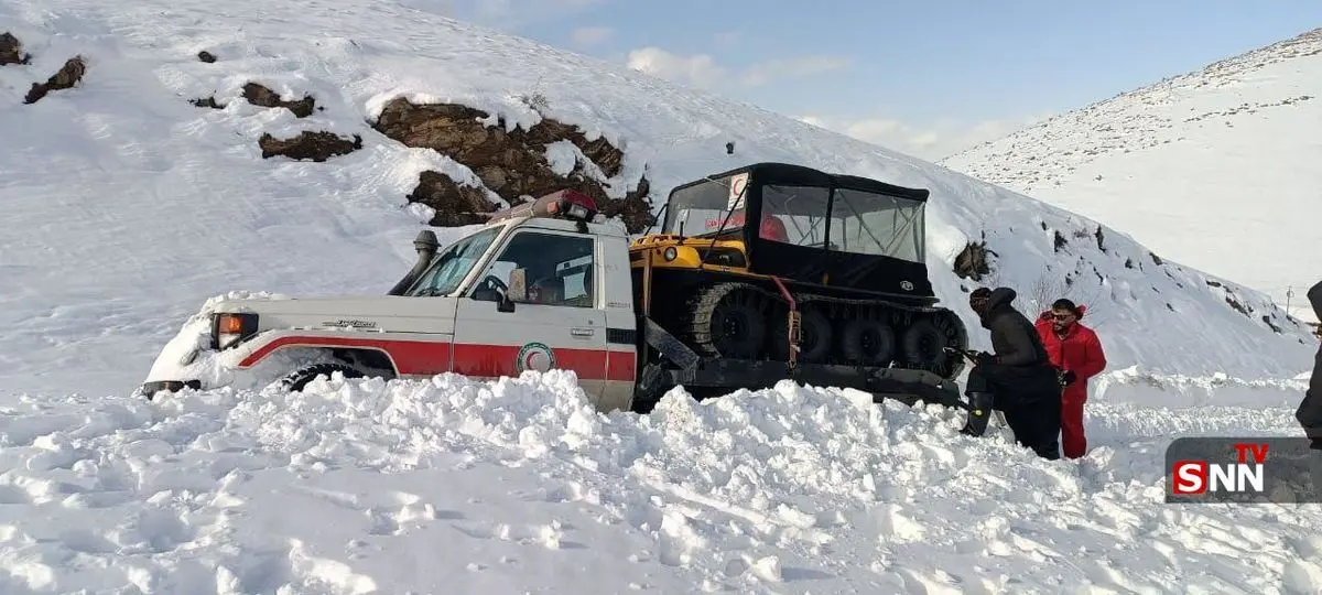 فیلم لحظه نجات معجزه‌آسای مادر و نوزاد 12 روزه از دل کولاک و برف