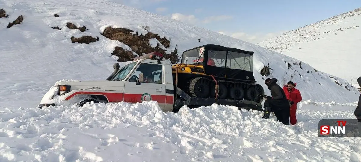 فیلم لحظه نجات معجزه‌آسای مادر و نوزاد 12 روزه از دل کولاک و برف