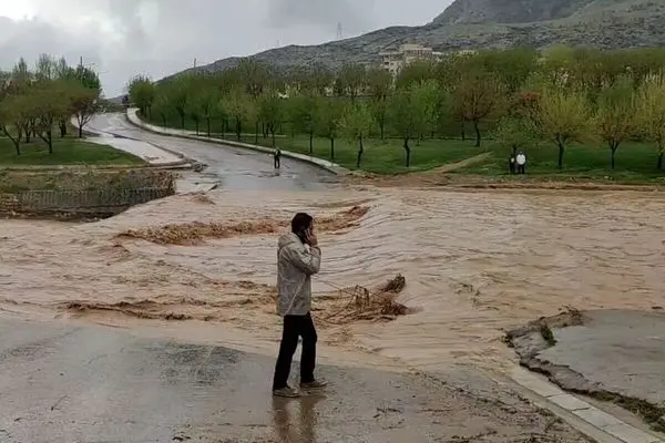 بارندگی شدید در لرستان برخی محورهای مواصلاتی را مسدود کرد