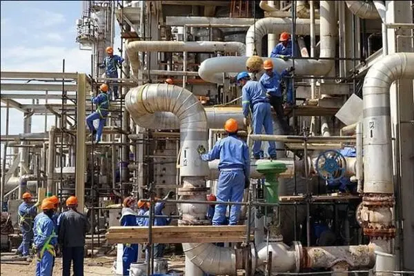 بحران مهاجرت نیروی کار در صنعت نفت به آچار به دست ها رسید/ حقوق متخصصان نفتی در کشورهای همسایه 10 برابر ایران است
