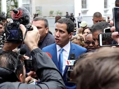 Venezuela's ruling Socialists seize congress, defiant opposition re-elects Guaido