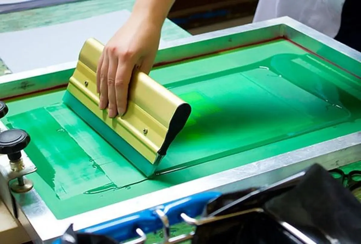 Watch DIY: How To Burn a Silkscreen and Print at Home