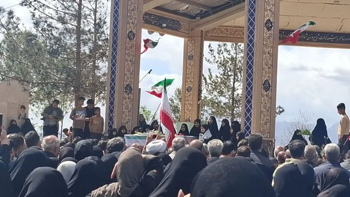 تشییع پیکر دانش‌آموز شهیده حملات دشمنان در استان یزد / «تیارا صادقی» آرام گرفت