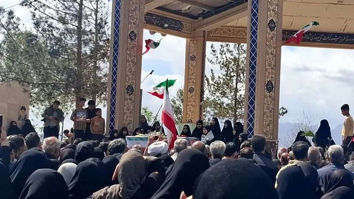 تشییع پیکر دانش‌آموز شهیده حملات دشمنان در استان یزد / «تیارا صادقی» آرام گرفت