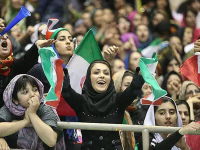 تابو شکنی در لیگ دسته اول؛ تماشاگران خانم وارد ورزشگاه شدند (عکس)