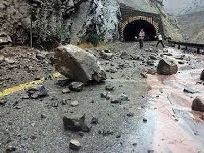 ریزش کوه در  محورهای مواصلاتی شهرستان فلارد 