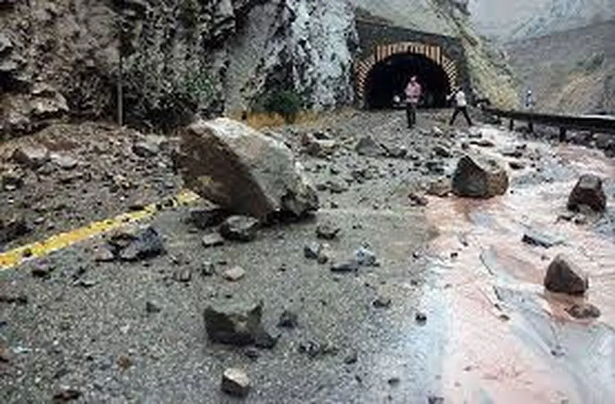ریزش کوه در  محورهای مواصلاتی شهرستان فلارد 