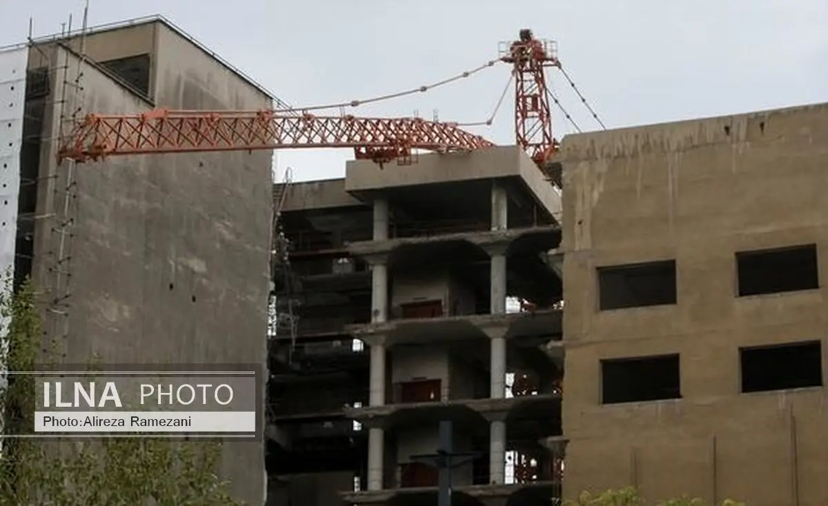 عکس: سقوط جرثقیل در خیابان خیام