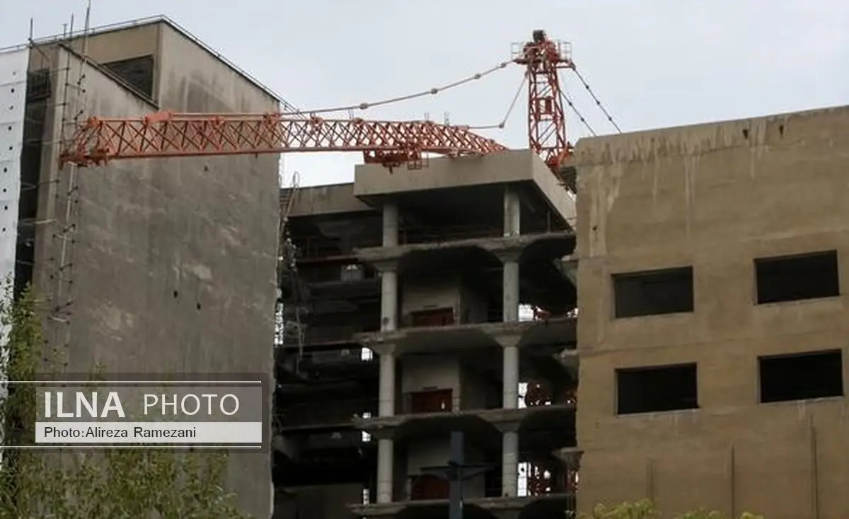 عکس: سقوط جرثقیل در خیابان خیام