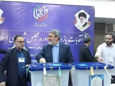 وزیر کشور رای خود را به صندوق انداخت 