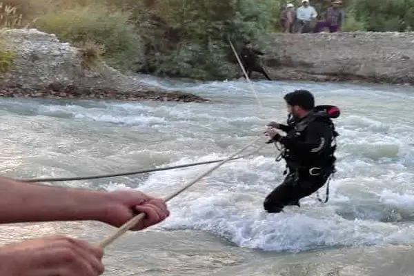 نجات خانواده گرفتار در رودخانه نزدیک تنگه براق