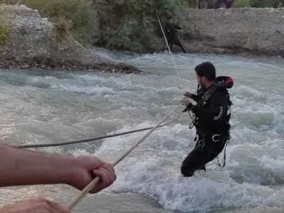 نجات خانواده گرفتار در رودخانه نزدیک تنگه براق