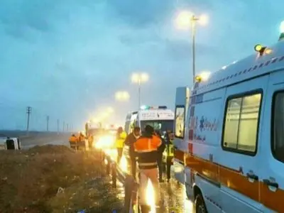 یک دستگاه مینی بوس، واژگون شد 