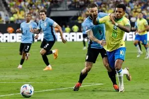 تکل وحشتناک مدافع اروگوئه روی پای رودریگو در بازی با برزیل