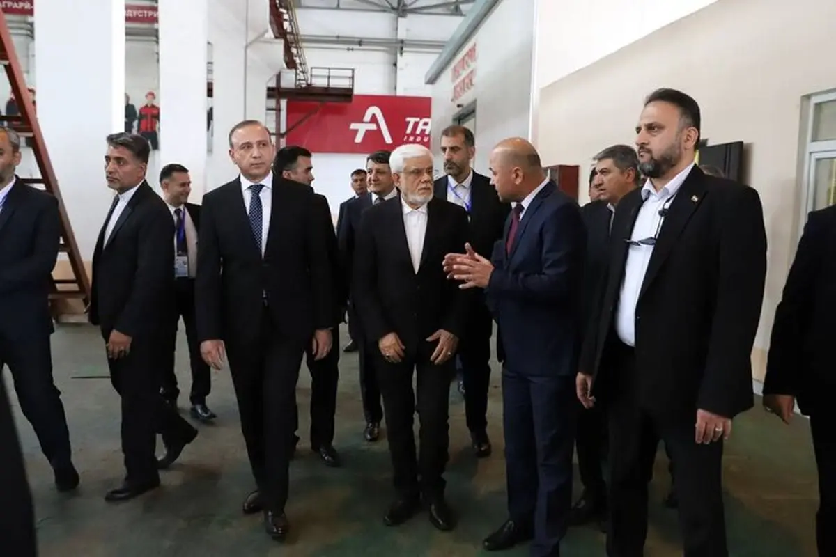 بازدید عارف از یک مجموعه صنعتی در دوشنبه