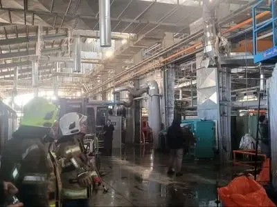 آتش‌سوزی کارخانه مخملبافی قوچان تلفات نداشت