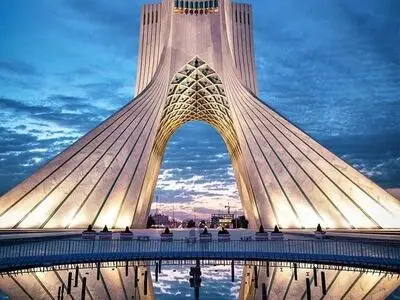 برج آزادی با فرش‌های نفیس ایرانی مفروش شد + عکس