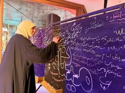 شاعر و فیلسوف تونسی در کنار برج آزادی سرود