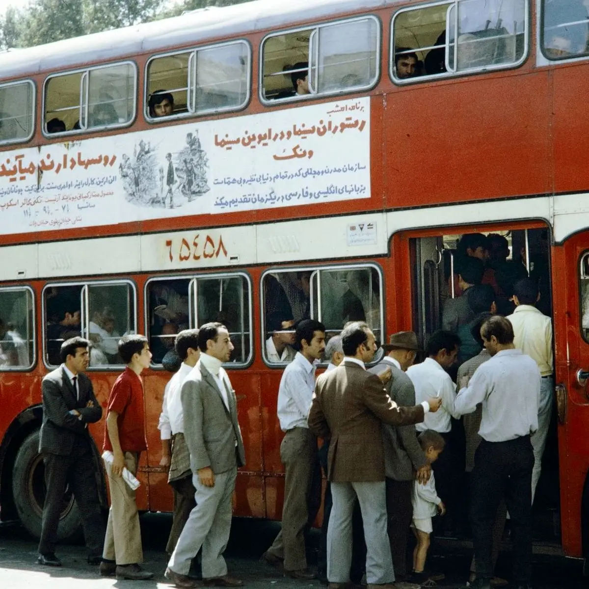 اتوبوس‌های دوطبقه تهران، شهریور ۱۳۴۸، ایستگاه اتوبوس خط ۱۳ به سمت ناصرخسرو