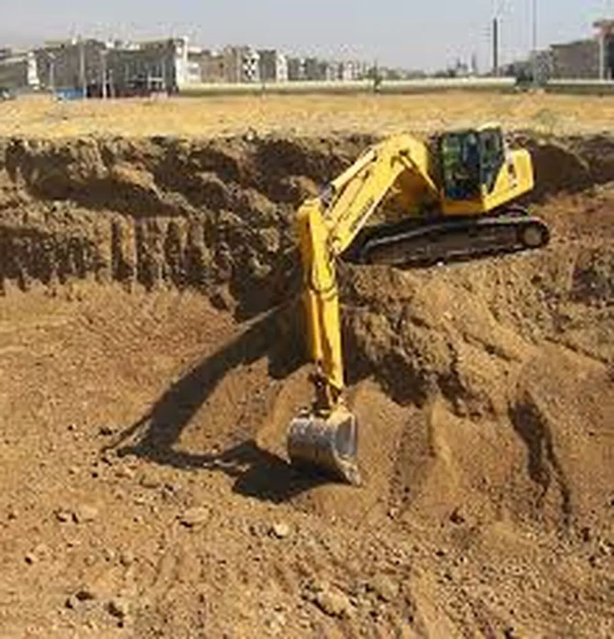 گودبرداری غیراصولی، آوار شد / ریزش دیوار خانه قدیمی و بروز خسارت مالی