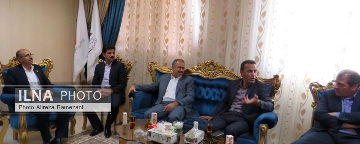 بازدید مدیر استانی بانک ایران زمین از کارخانه کاشی باستان میبد