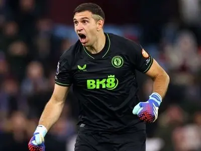 ویدئو: لحظات پرتنش خروج مارتینز از زمین پس از باخت به آرسنال