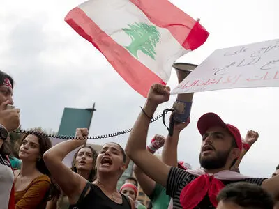 تجمع تظاهر کنندگان لبنانی مقابل منزل وزیر ارتباطات در بیروت