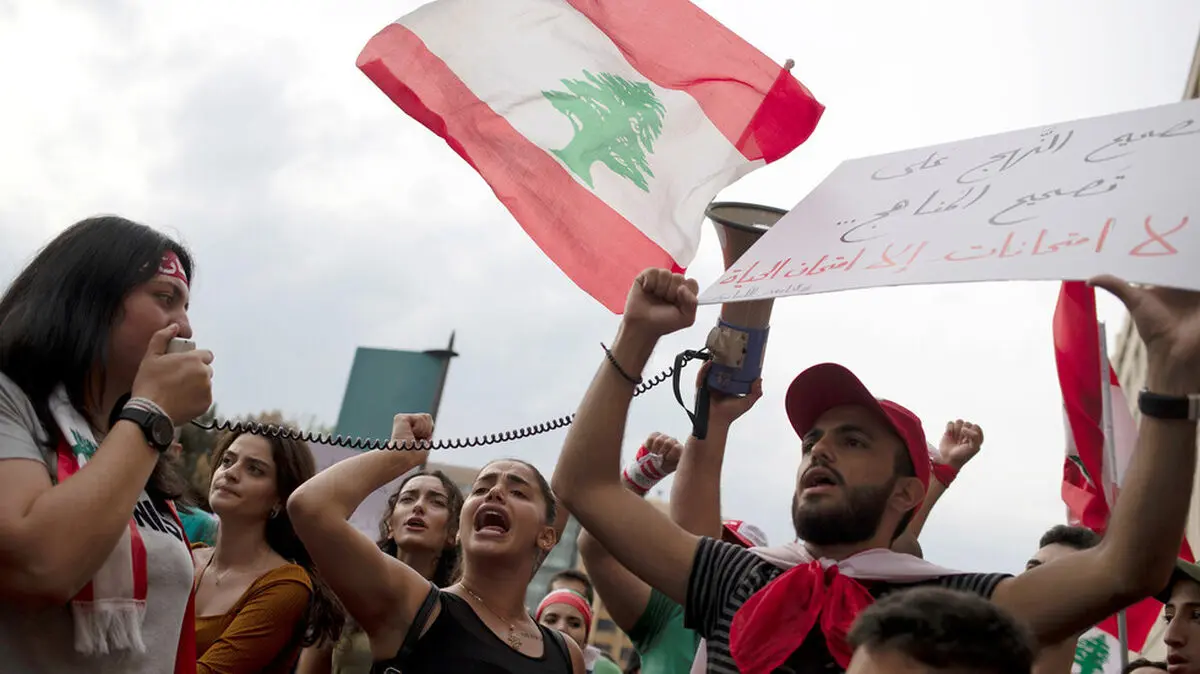 تجمع تظاهر کنندگان لبنانی مقابل منزل وزیر ارتباطات در بیروت