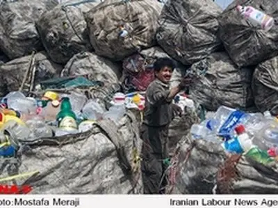 گزارش تصویری کارگران کارگاه بازیافت پسماند زباله در قم