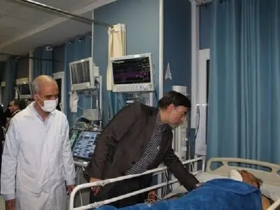 عیادت رییس دانشگاه علوم پزشکی کرمان از مصدومان سانحه بالگرد وزیر ورزش