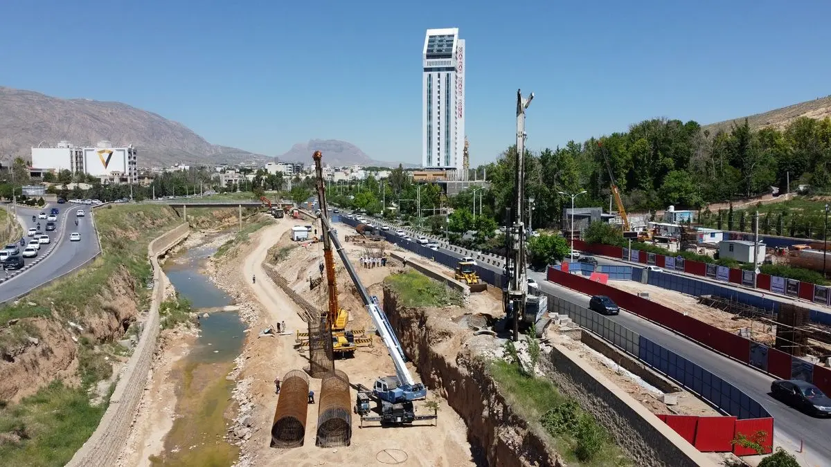 پیشرفت عمرانی تقاطع غیرهمسطح«اردیبهشت» در شیراز 